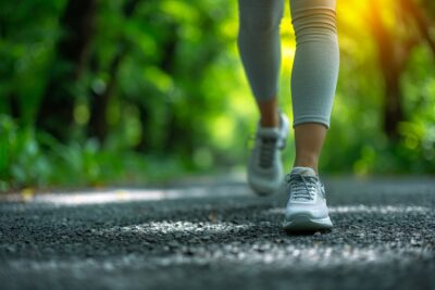 Les conseils pratiques pour intégrer la marche quotidienne dans votre routine et perdre du poids efficacement
